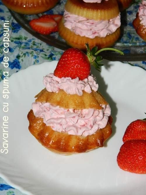 Savarine cu spuma de capsuni