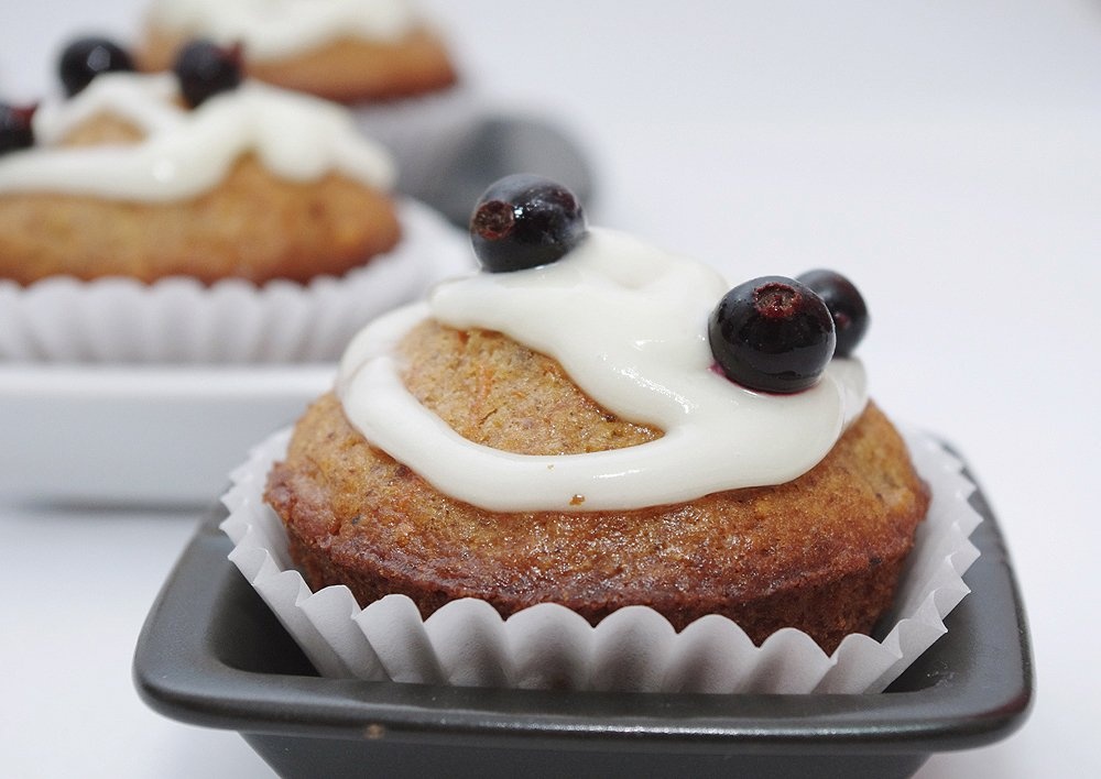 Muffins cu nuci si crema de branza