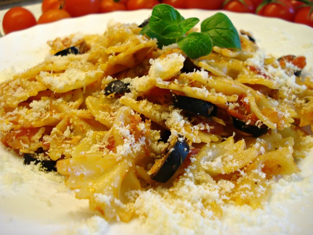 Farfale cu ton si sos de rosii