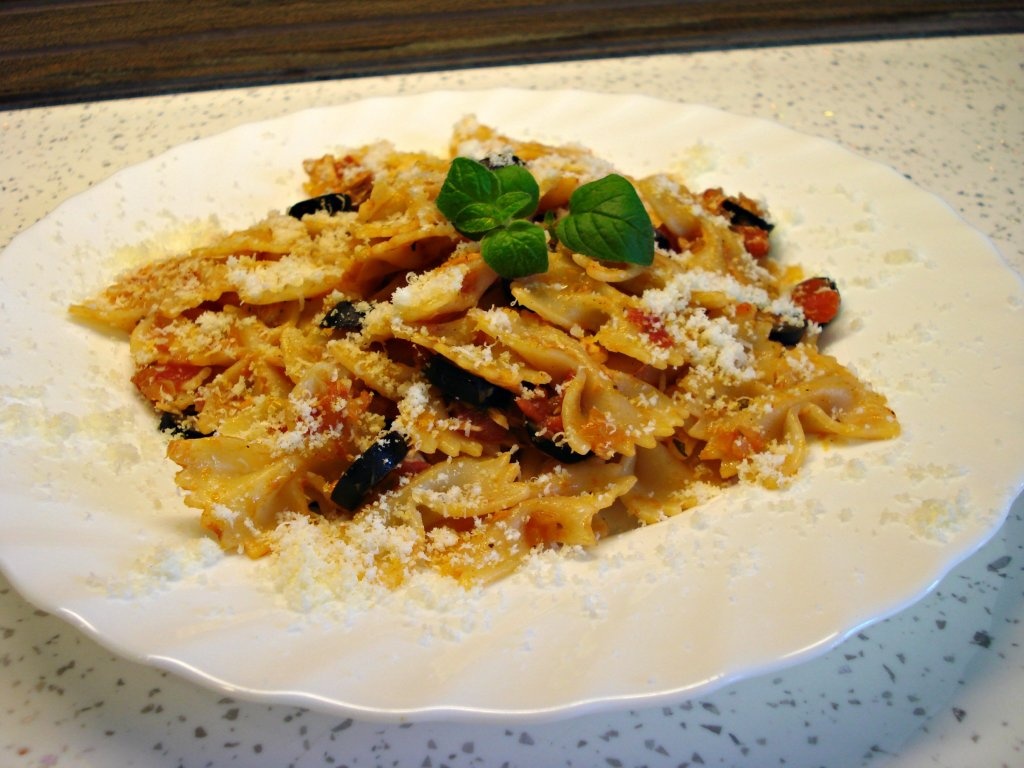 Farfale cu ton si sos de rosii