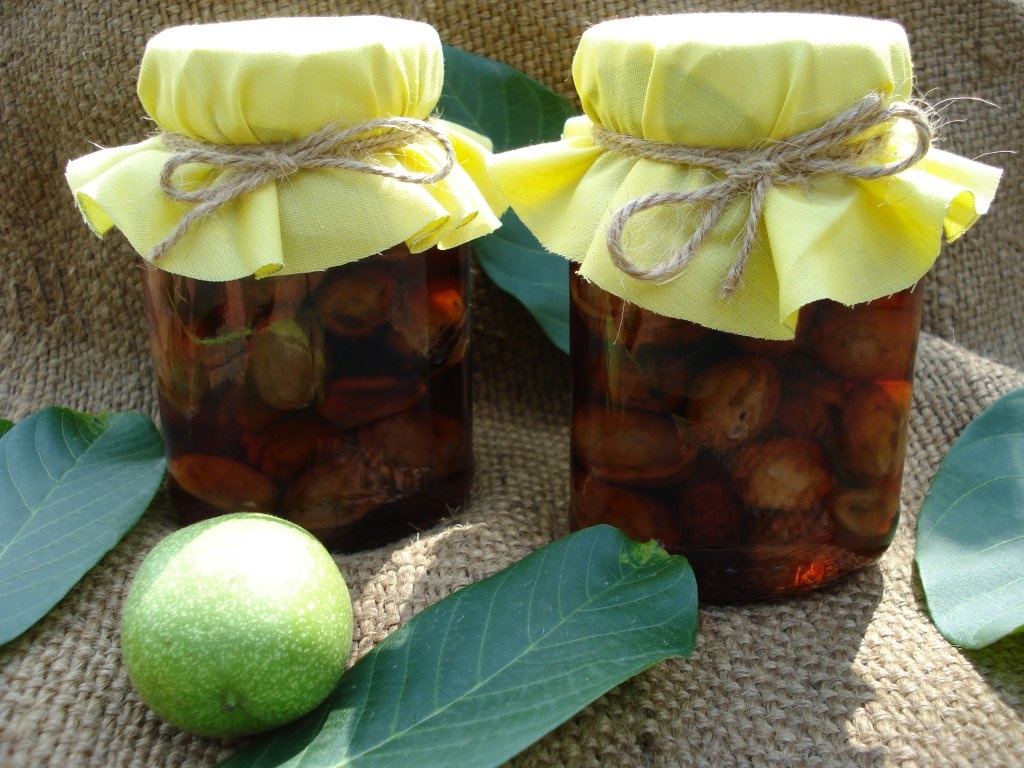 Dulceata de nuci verzi