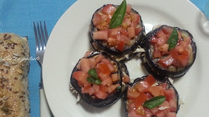 Sandwich din vinete cu piept de pui