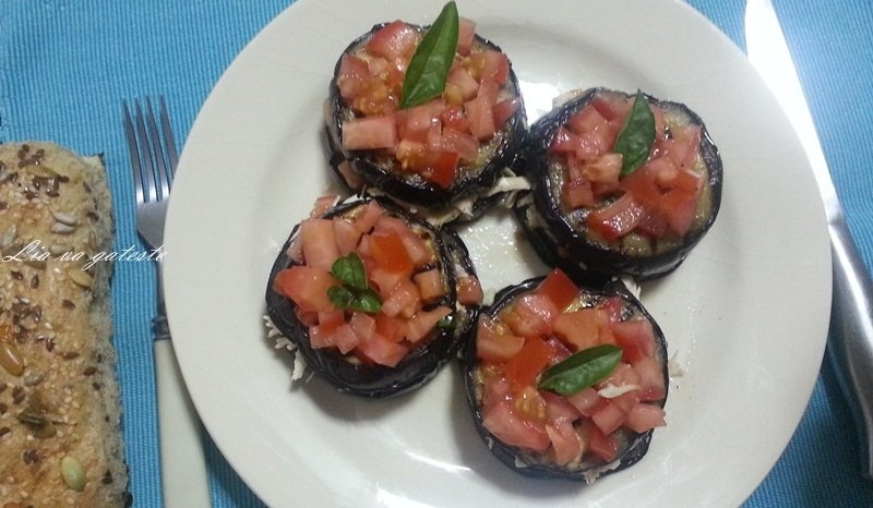 Sandwich din vinete cu piept de pui