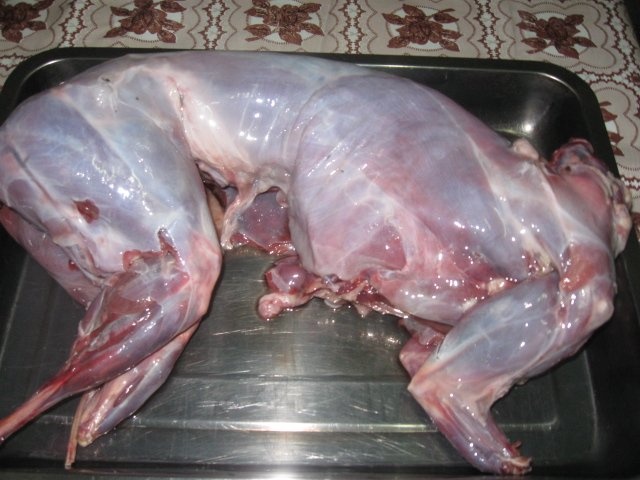 Iepure de vanat la cuptor cu arpagic si masline