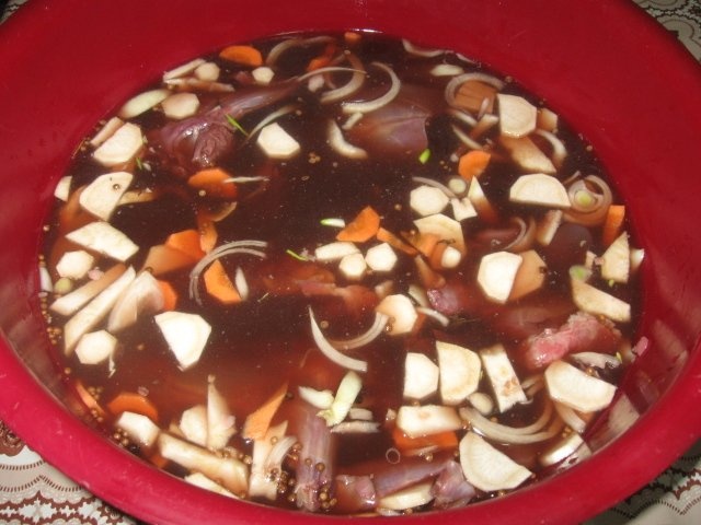 Iepure de vanat la cuptor cu arpagic si masline