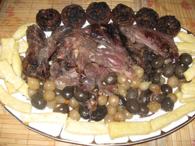 Iepure de vanat la cuptor cu arpagic si masline