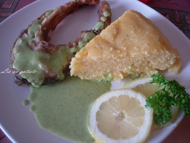 Crap proaspat, cu mamaliguta si mujdei aromat