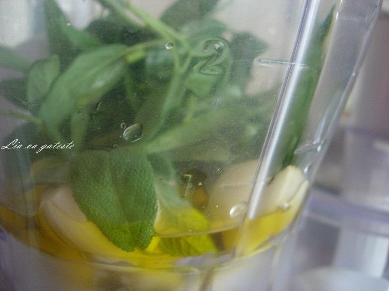 Crap proaspat, cu mamaliguta si mujdei aromat