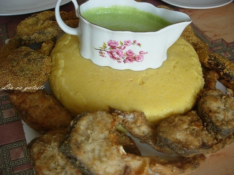 Crap proaspat, cu mamaliguta si mujdei aromat