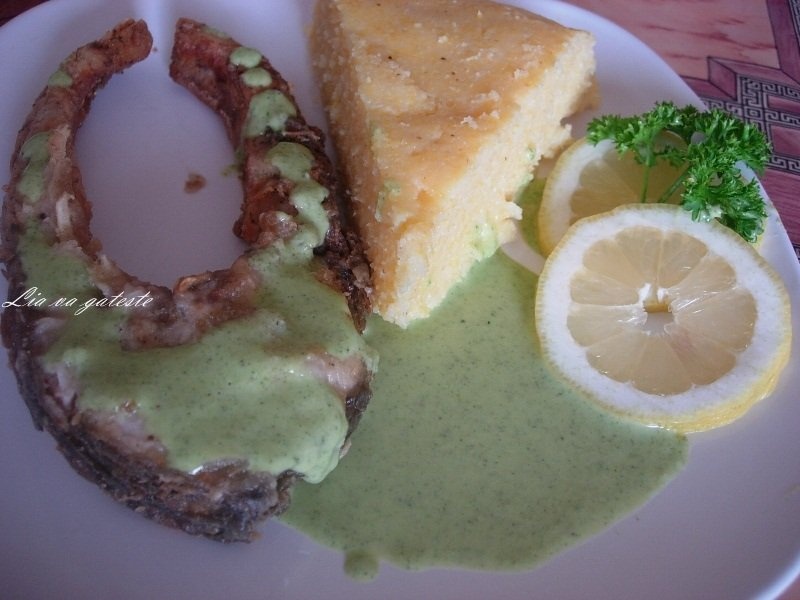 Crap proaspat, cu mamaliguta si mujdei aromat