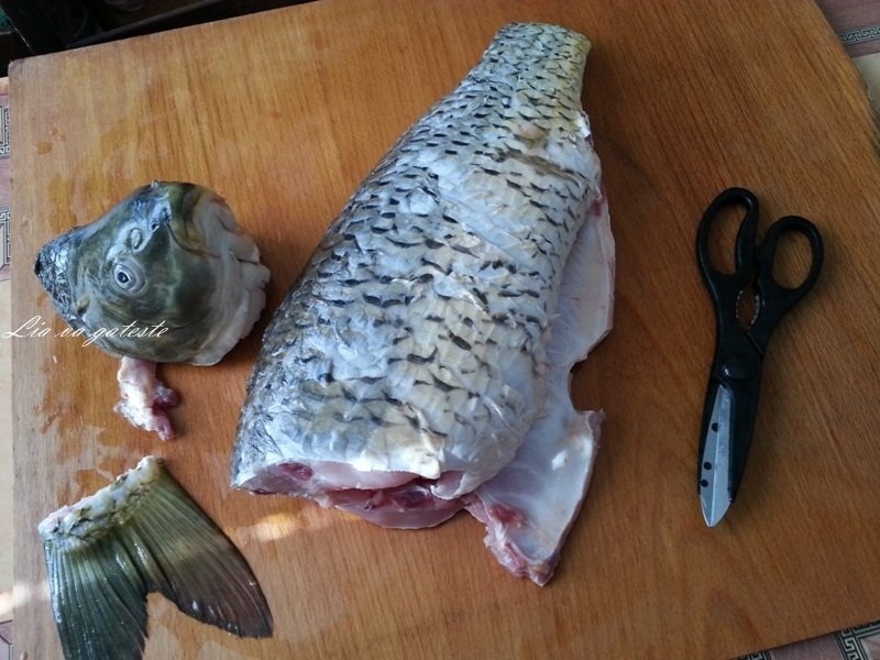 Crap proaspat, cu mamaliguta si mujdei aromat