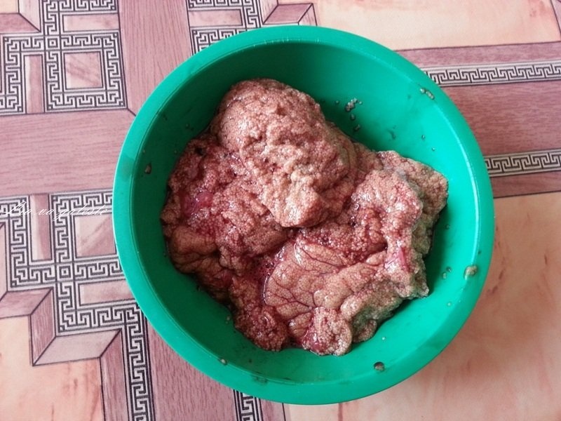 Crap proaspat, cu mamaliguta si mujdei aromat