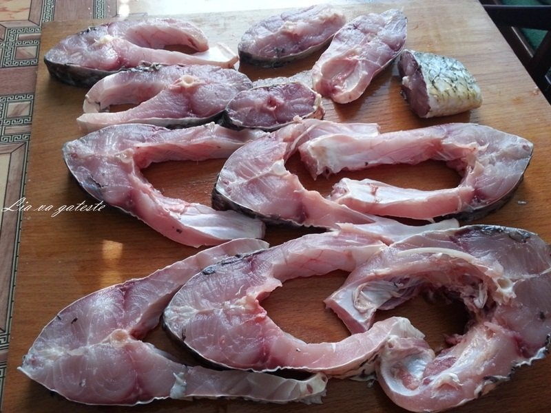 Crap proaspat, cu mamaliguta si mujdei aromat