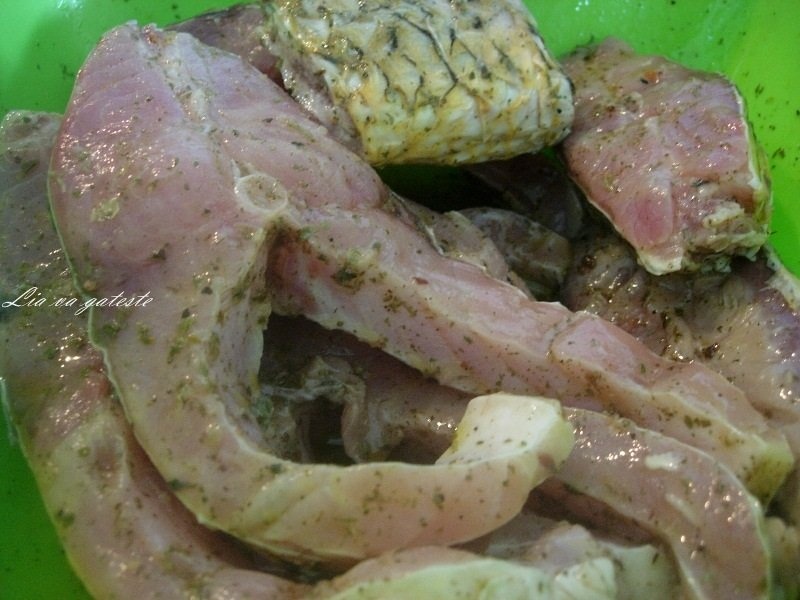 Crap proaspat, cu mamaliguta si mujdei aromat