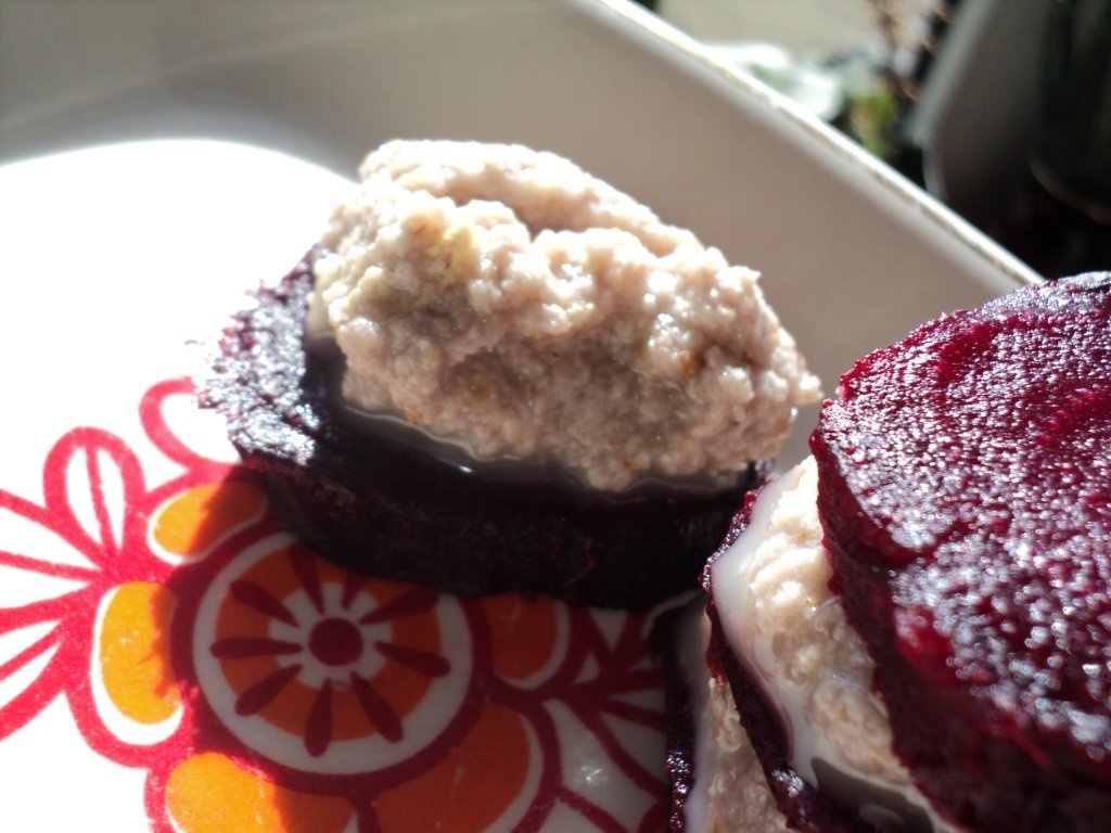 Sfeclă coaptă cu sos scordolea