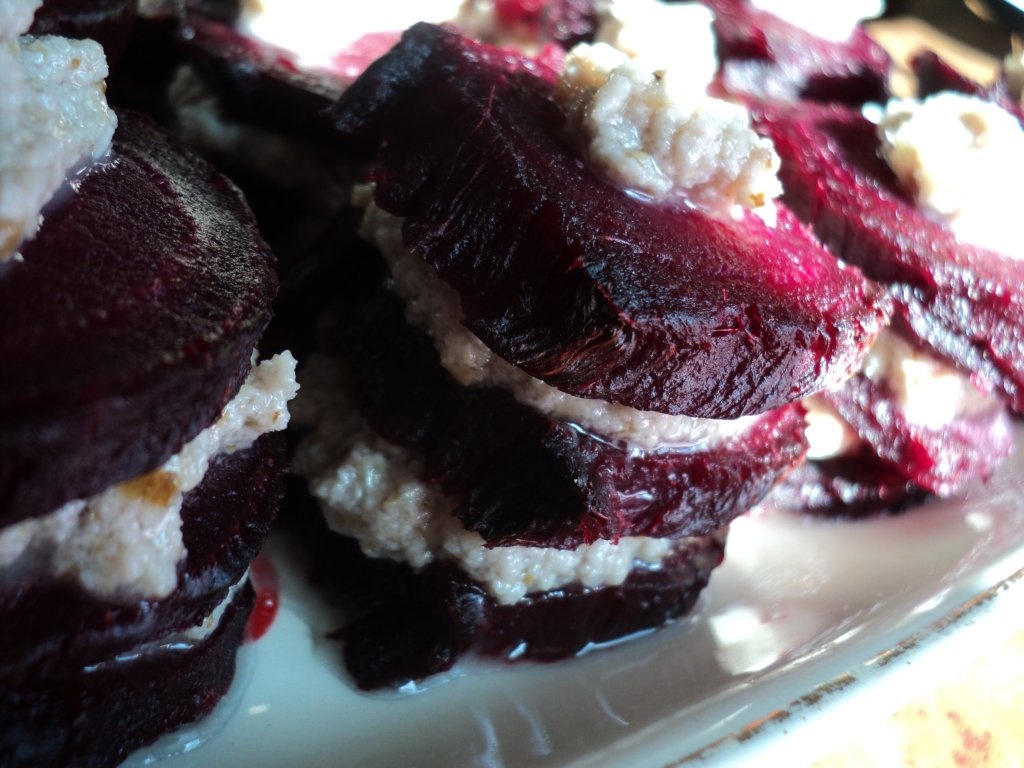 Sfeclă coaptă cu sos scordolea