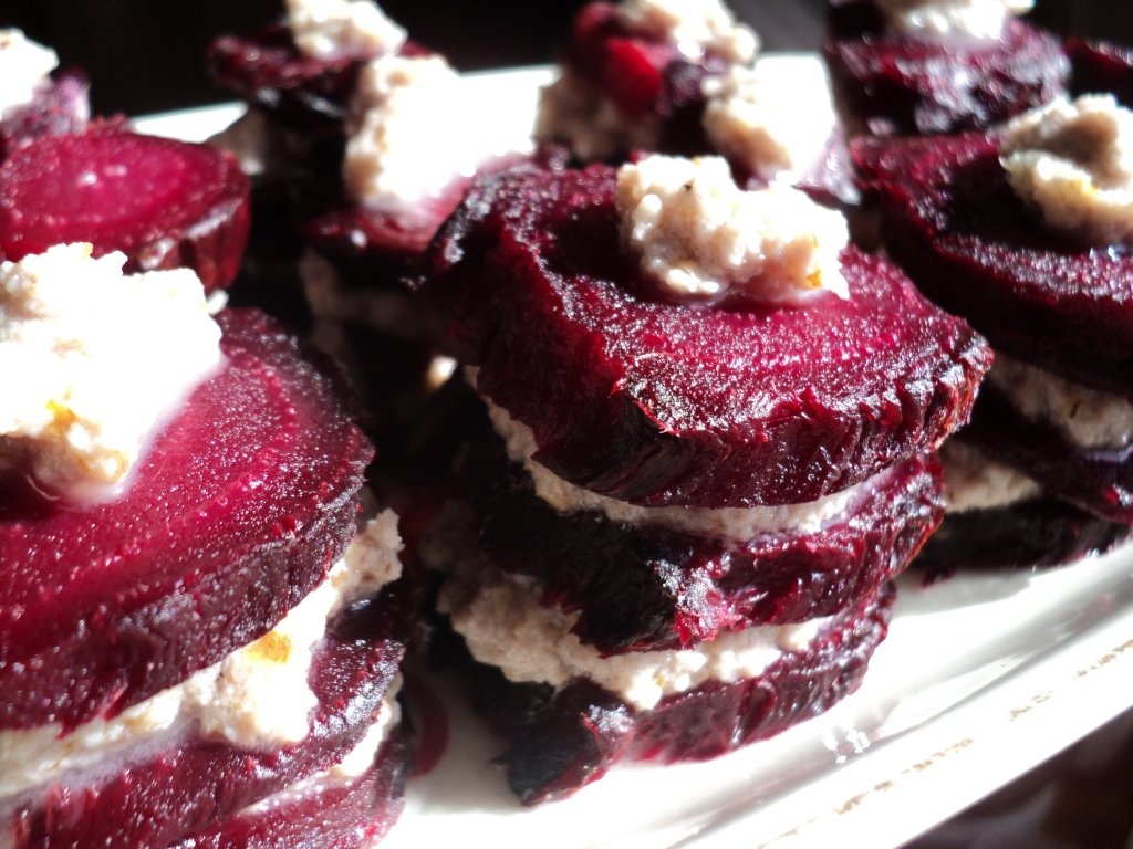 Sfeclă coaptă cu sos scordolea