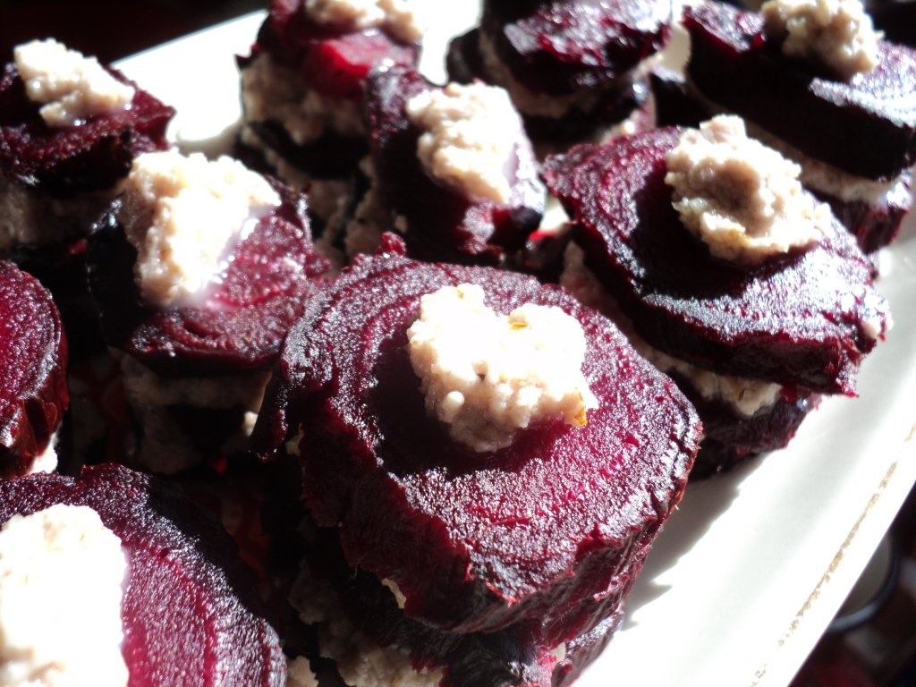 Sfeclă coaptă cu sos scordolea