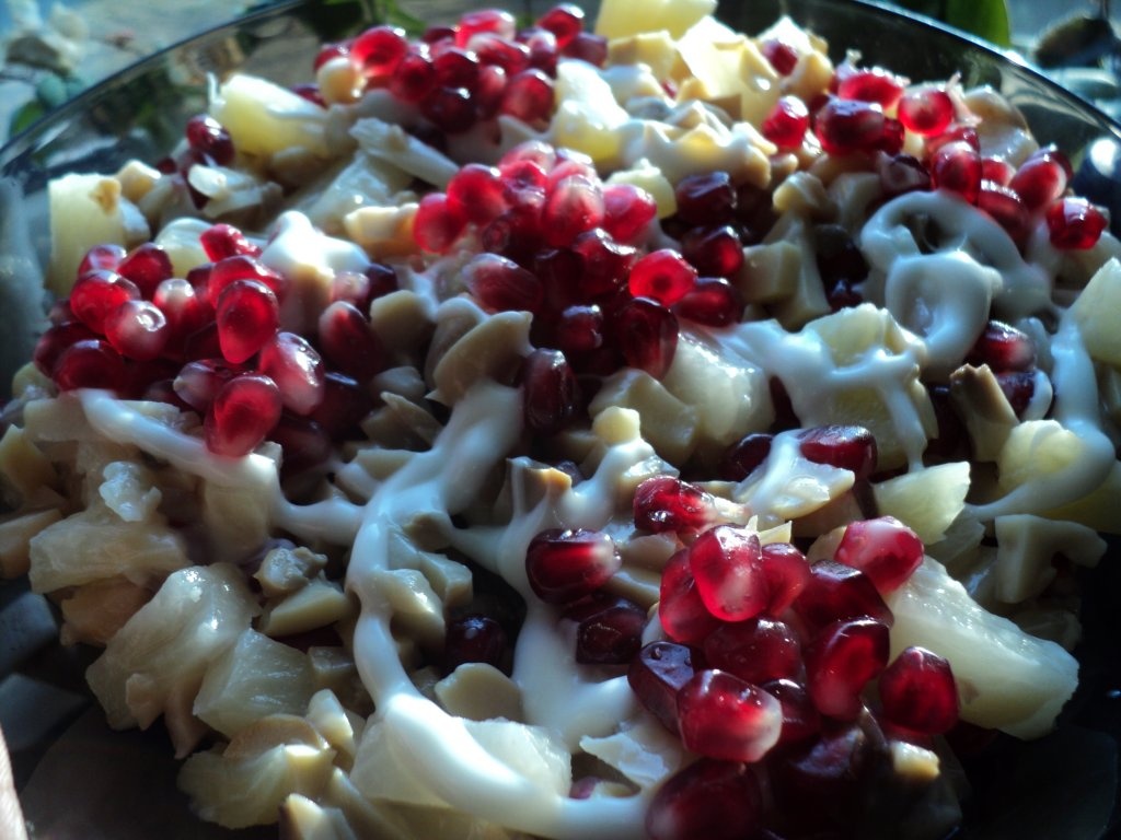 Salată cu ciuperci și rodie