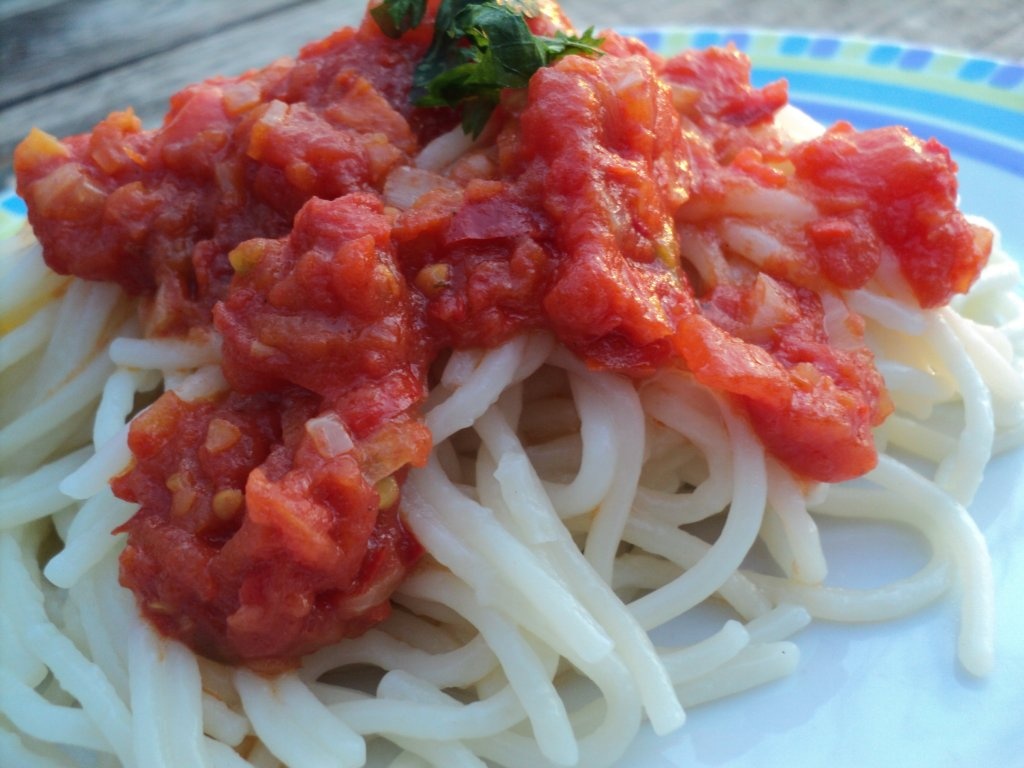 Paste cu roșii și busuioc