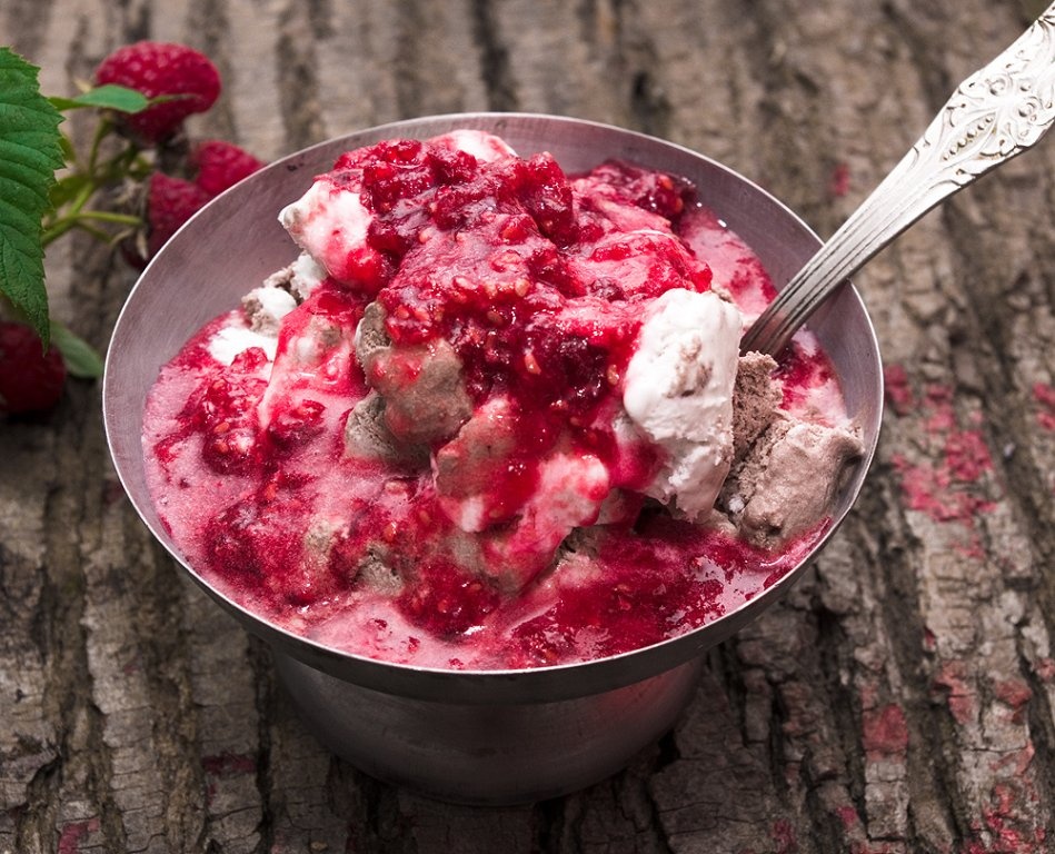 Inghetata de care vreti voi cu spuma din dulceata de  zmeura