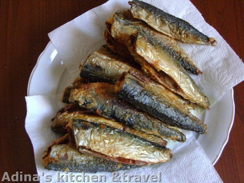 Macrou la cuptor cu sos de rosii si usturoi