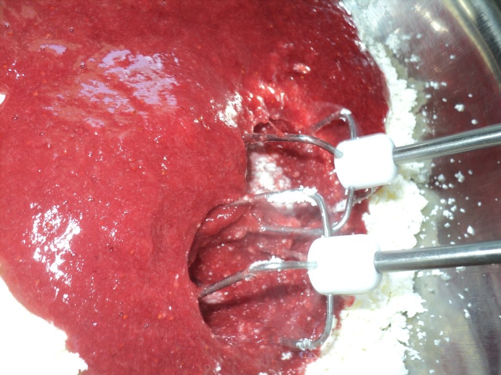 Tort cu brânză și căpșuni