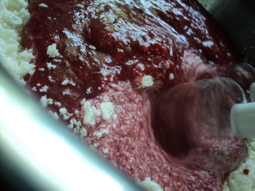 Tort cu brânză și căpșuni