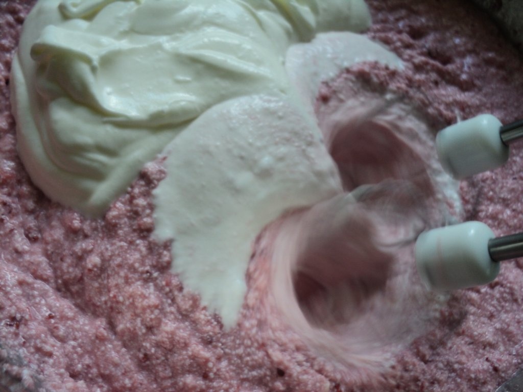 Tort cu brânză și căpșuni