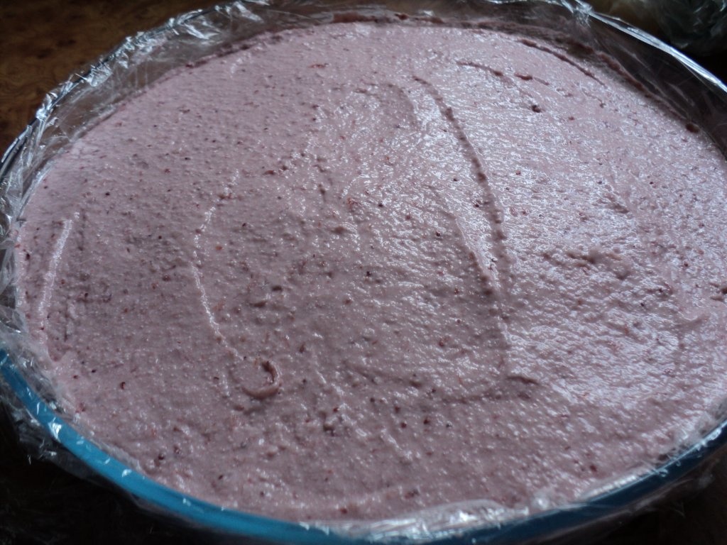 Tort cu brânză și căpșuni