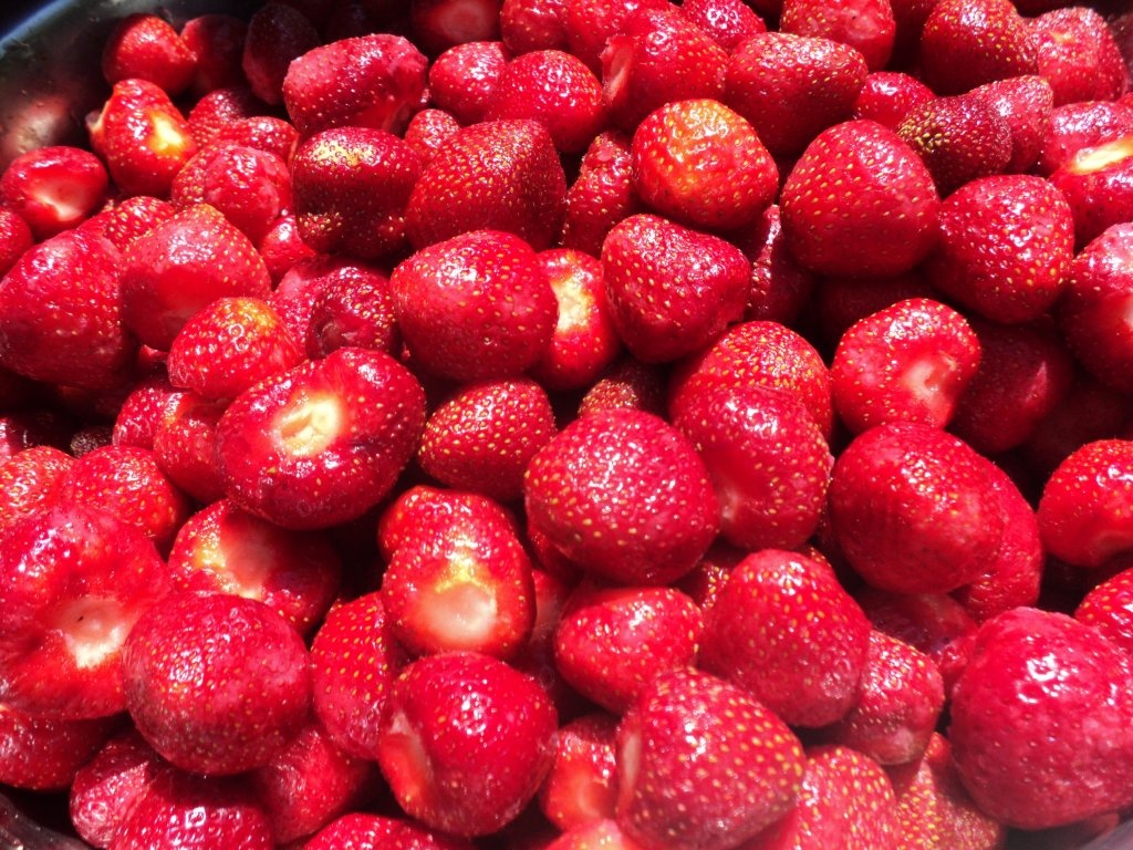 Tort cu brânză și căpșuni