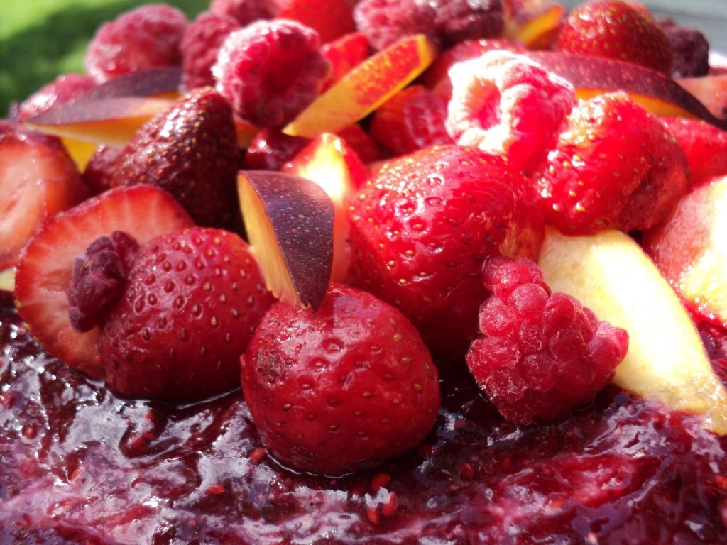 Tort cu brânză și căpșuni