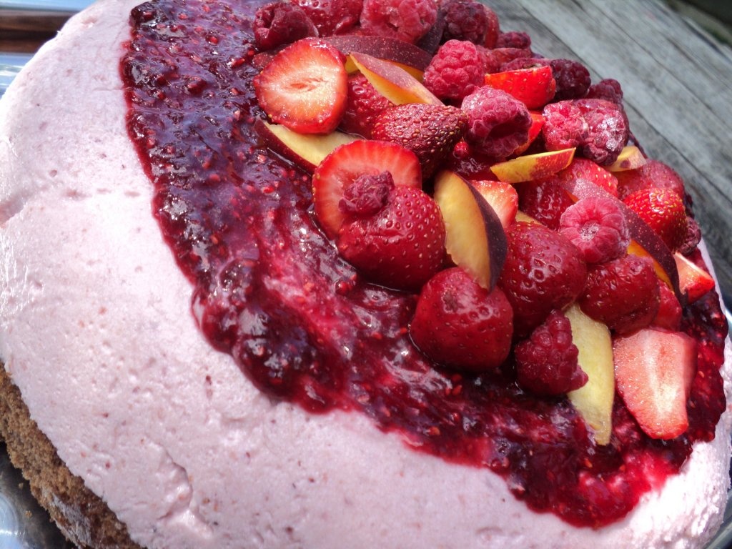 Tort cu brânză și căpșuni