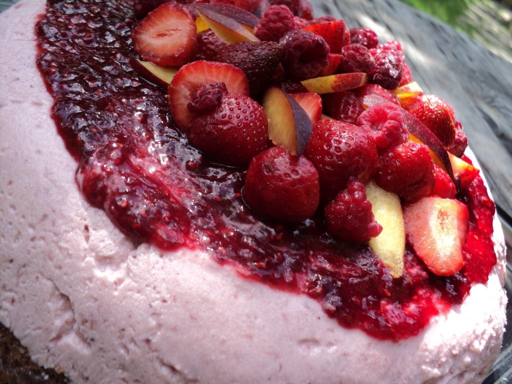 Tort cu brânză și căpșuni