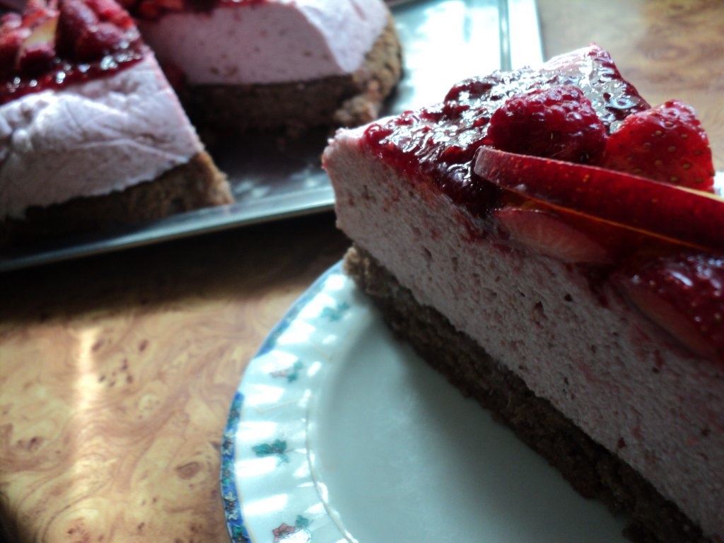 Tort cu brânză și căpșuni