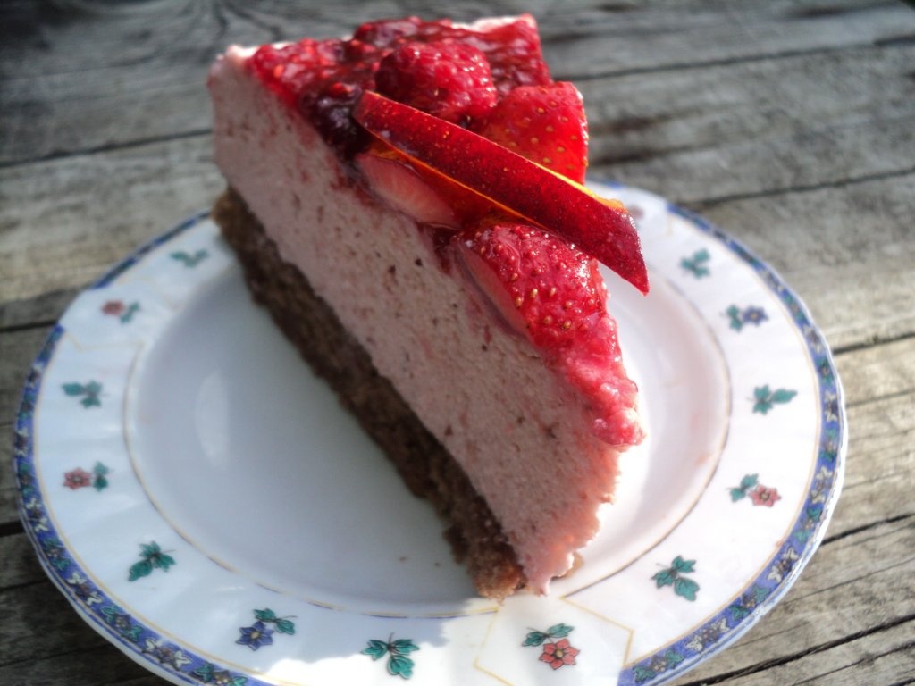 Tort cu brânză și căpșuni