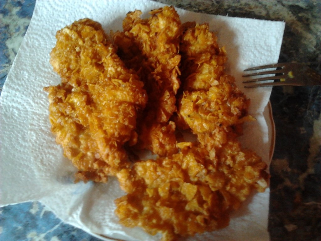 Snitele din piept de pui in fulgi de porumb