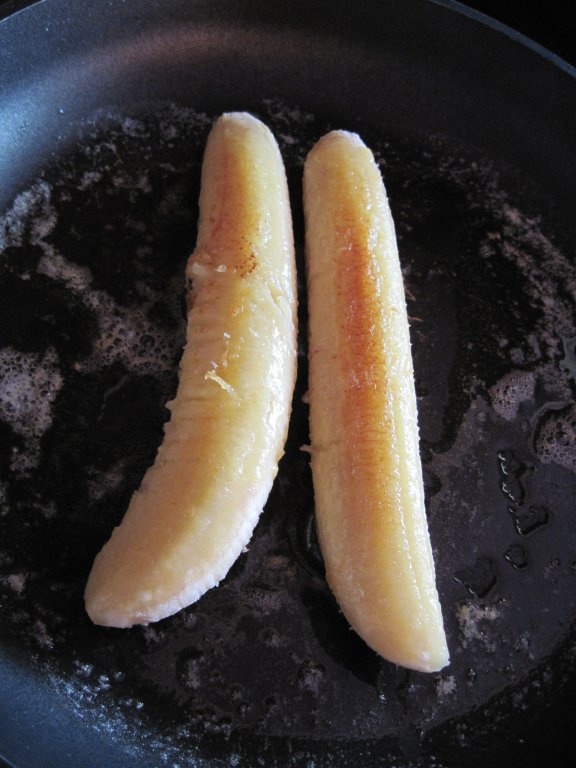 Banana caramelizata cu inghetata de vanilie