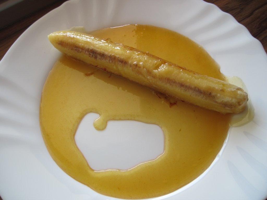 Banana caramelizata cu inghetata de vanilie