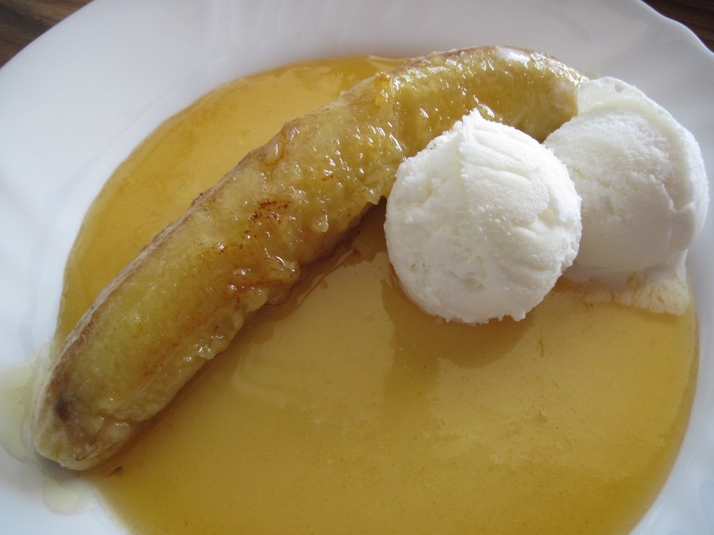 Banana caramelizata cu inghetata de vanilie