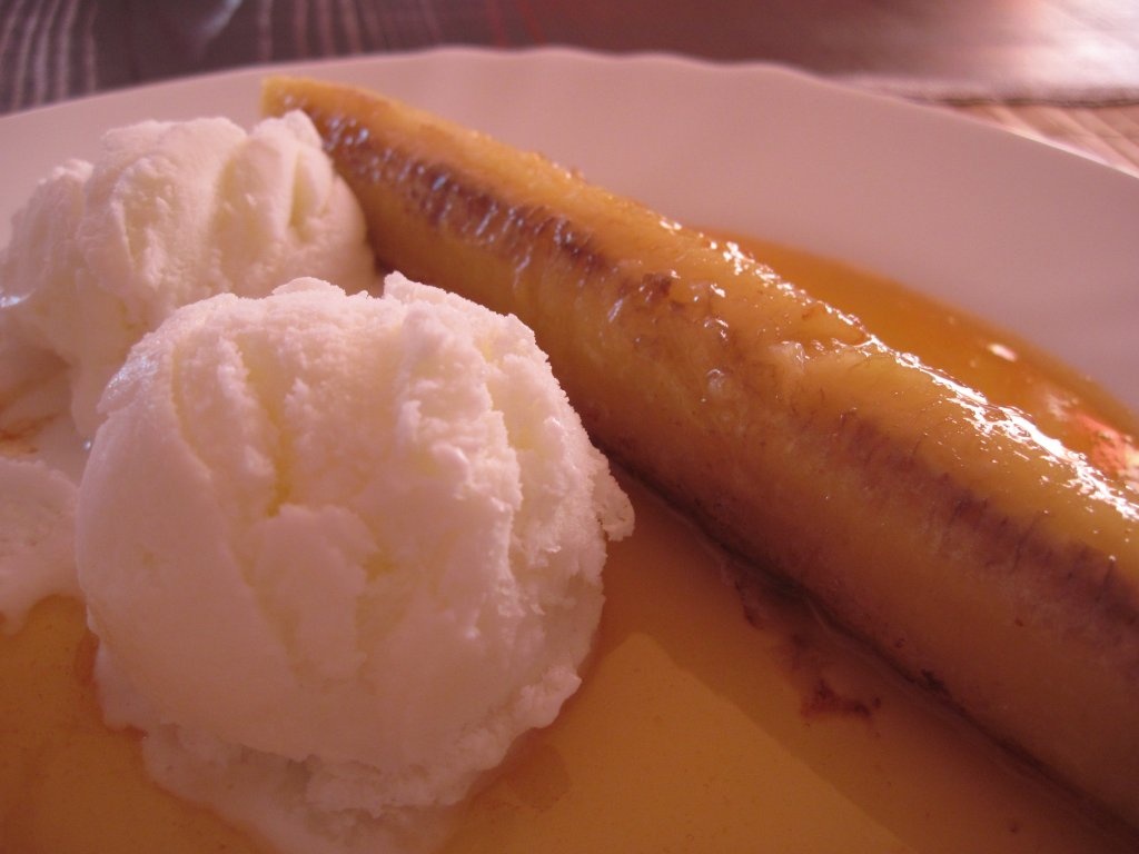 Banana caramelizata cu inghetata de vanilie