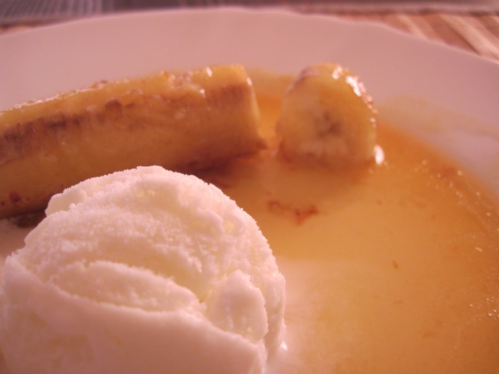 Banana caramelizata cu inghetata de vanilie