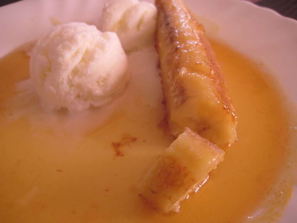 Banana caramelizata cu inghetata de vanilie