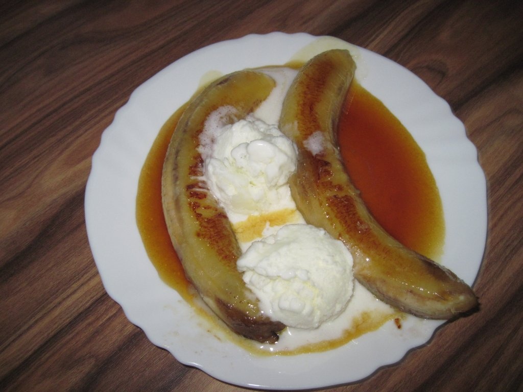 Banana caramelizata cu inghetata de vanilie