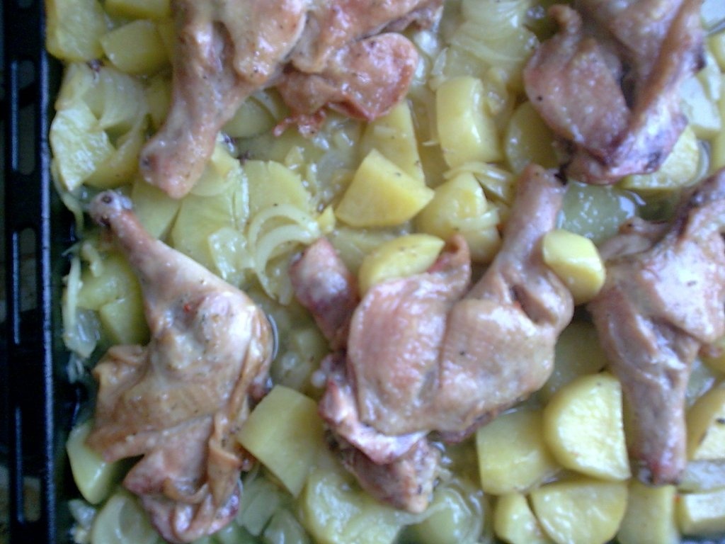 Pulpe de pui pe pat de cartofi