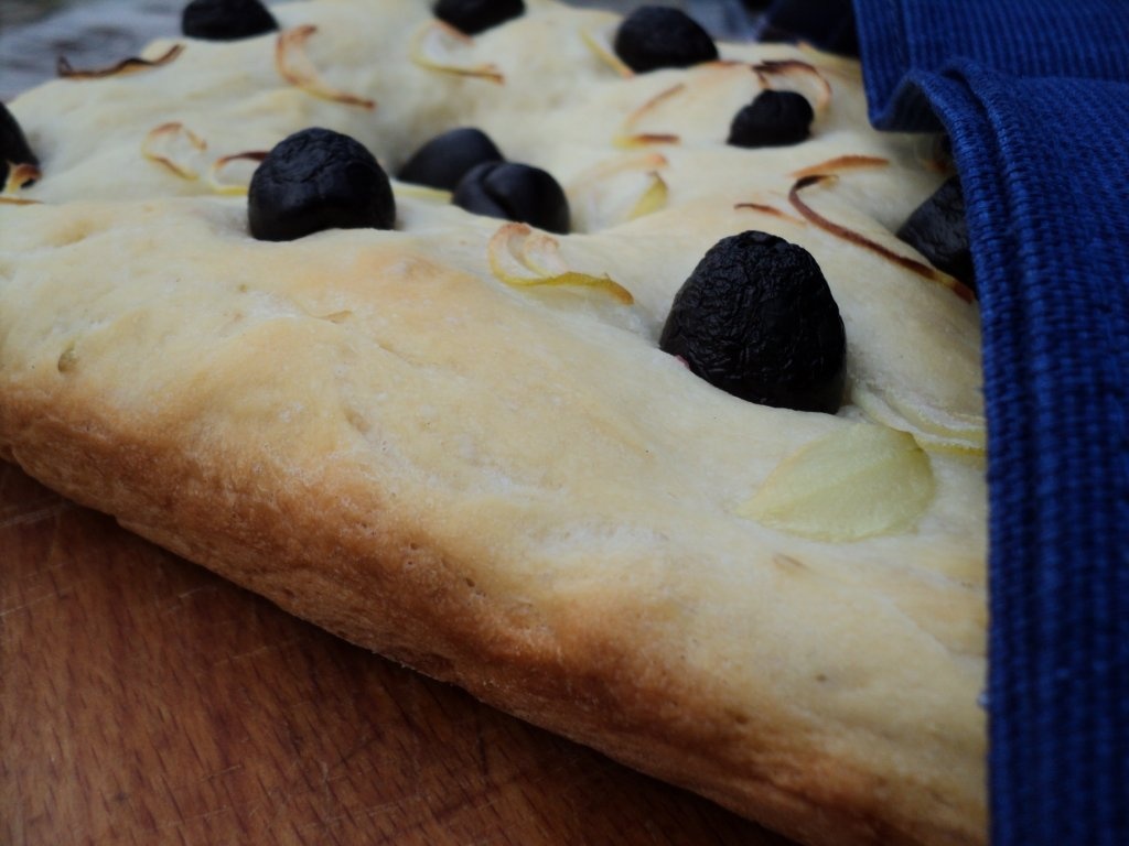 Focaccia cu ceapă și măsline
