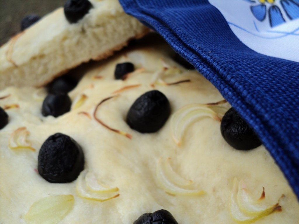 Focaccia cu ceapă și măsline