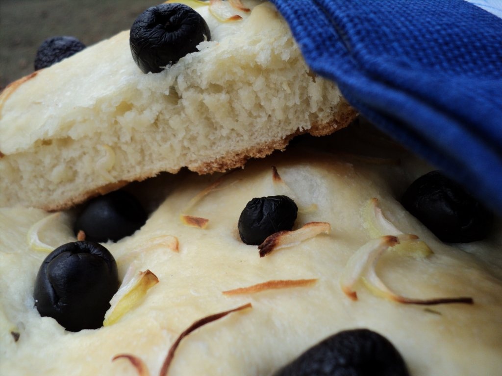 Focaccia cu ceapă și măsline