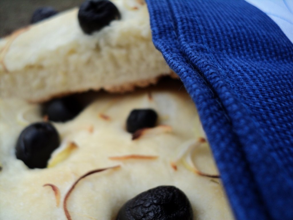 Focaccia cu ceapă și măsline