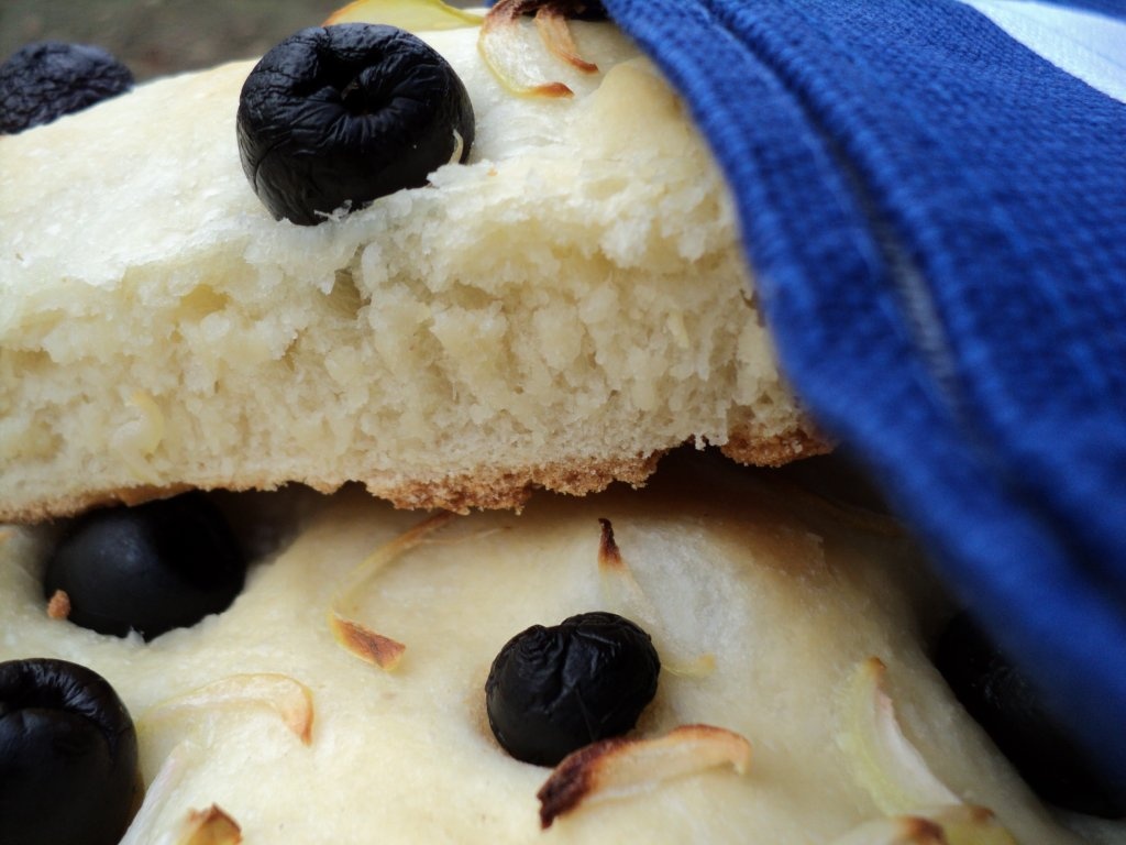 Focaccia cu ceapă și măsline